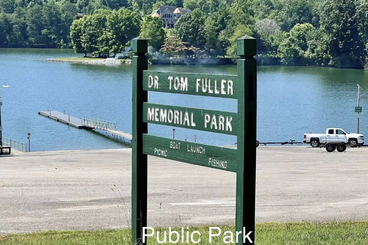 An exterior view of Dr. Tom Fuller Memorial Park, showcasing clear signage, a broad lake vista, and a dedicated boat launch area. This inviting scene emphasizes easy access to water, boat launching facilities, and a relaxed, outdoor-friendly atmosphere.